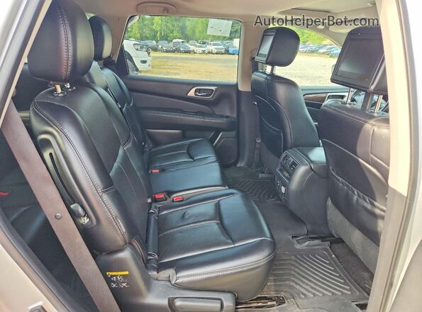 5N1DR2MM4JC677922 2018 NISSAN PATHFINDER Silver Vista interior trasera