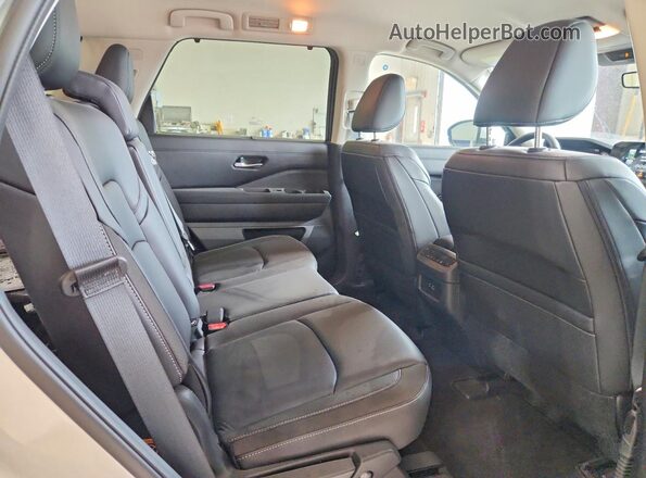 5N1DR3CC3SC257312 2025 NISSAN PATHFINDER Silver Rear interior view