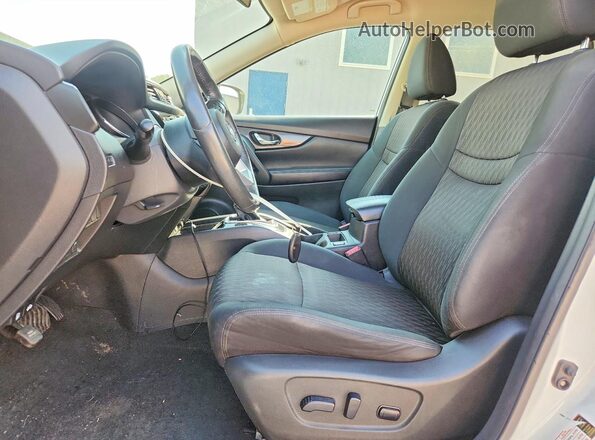 5N1ET2MV3HC786266 2017 NISSAN ROGUE Белый Вид салона спереди