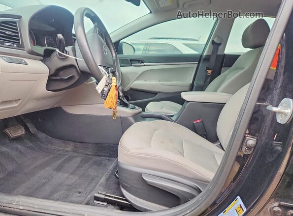 5NPD74LF2HH154079 2017 HYUNDAI ELANTRA Черный Вид салона спереди