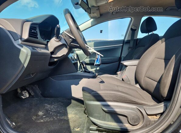 5NPD74LFXKH473690 2019 HYUNDAI ELANTRA Черный Вид салона спереди