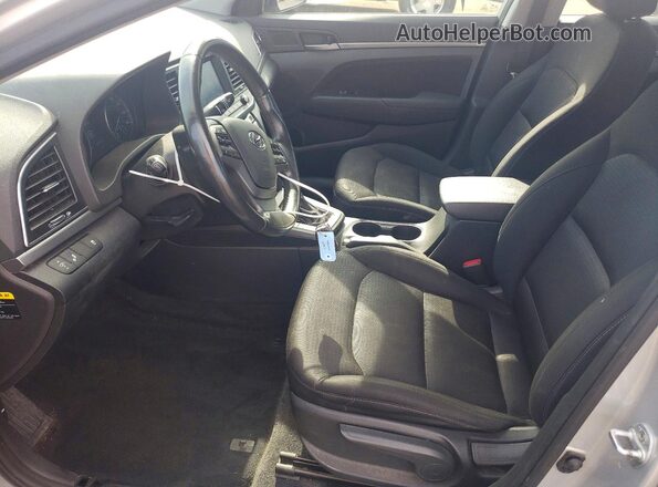 5NPD84LF0JH258881 2018 HYUNDAI ELANTRA Серебряный Вид салона спереди
