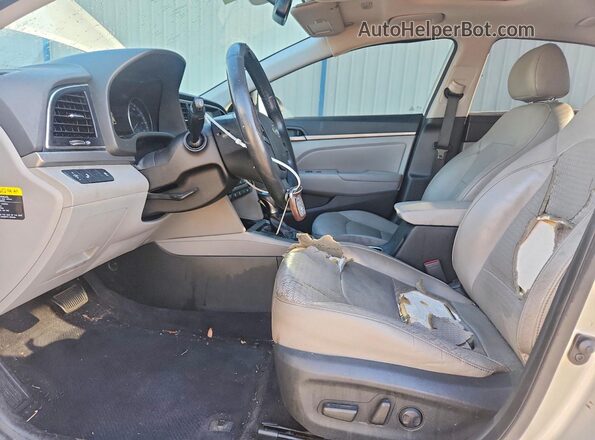 5NPD84LF2HH047997 2017 HYUNDAI ELANTRA Серебряный Вид салона спереди