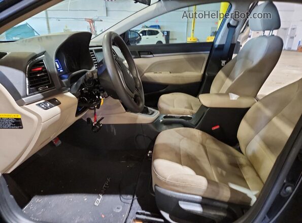5NPD84LF4JH263677 2018 HYUNDAI ELANTRA Черный Вид салона спереди