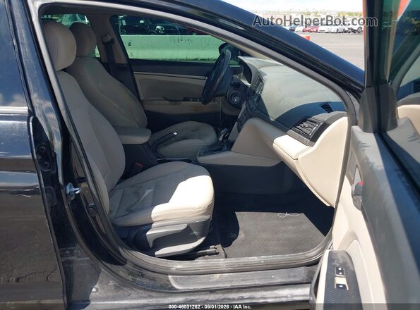 5NPD84LF5HH012676 2017 HYUNDAI ELANTRA Черный Вид салона спереди