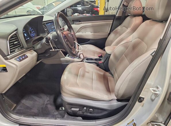 5NPD84LF5HH066947 2017 HYUNDAI ELANTRA Серебряный Вид салона спереди