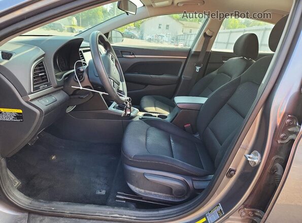 5NPD84LF5JH374688 2018 HYUNDAI ELANTRA Серебряный Вид салона спереди