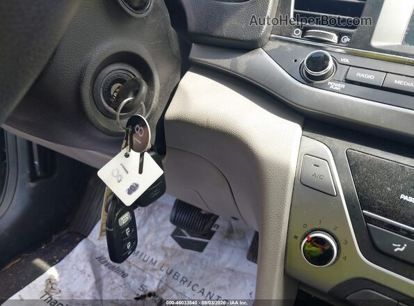 5NPD84LF9HH107080 2017 HYUNDAI ELANTRA Серебряный Вид панели приборов