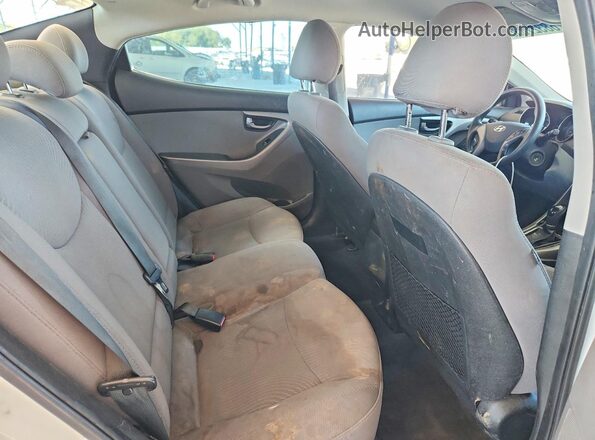 5NPDH4AE0GH785581 2016 HYUNDAI ELANTRA White Widok tylnych siedzeń