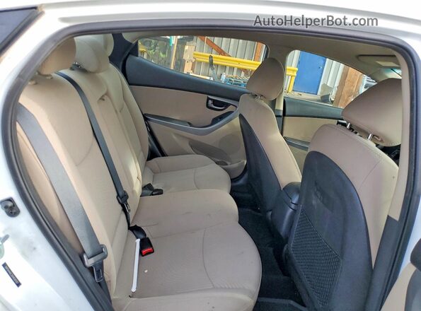 5NPDH4AE3GH656587 2016 HYUNDAI ELANTRA White Widok tylnych siedzeń
