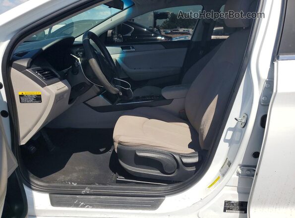5NPE24AF0HH474104 2017 HYUNDAI SONATA White Вид салону спереду