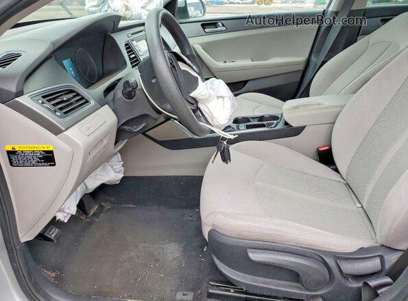 5NPE24AF0HH545818 2017 HYUNDAI SONATA Silver Вид салону спереду