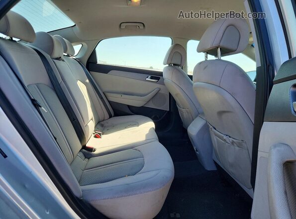 5NPE24AF0HH558780 2017 HYUNDAI SONATA Silver Widok tylnych siedzeń