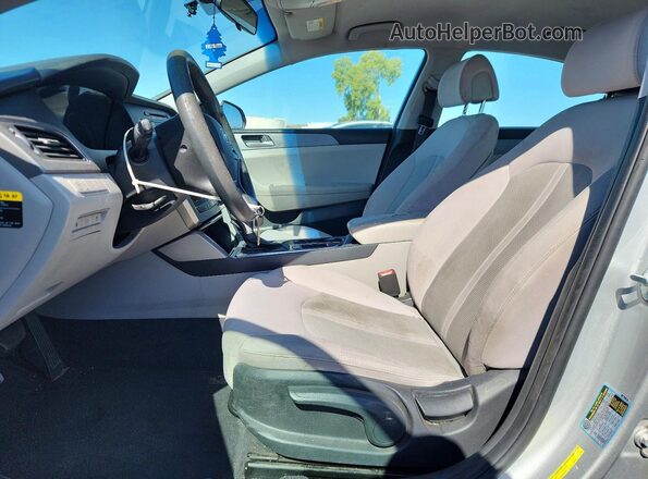 5NPE24AF0HH558780 2017 HYUNDAI SONATA Silver Widok wnętrza z przodu