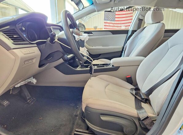 5NPE24AF0JH600175 2018 HYUNDAI SONATA Silver Front interior view