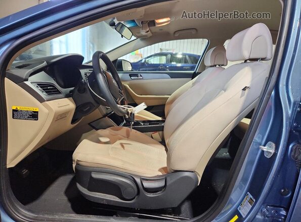 5NPE24AF2HH517745 2017 HYUNDAI SONATA Blue Widok wnętrza z przodu