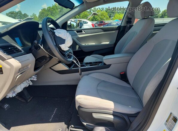 5NPE24AF2HH555895 2017 HYUNDAI SONATA White Вид салону спереду