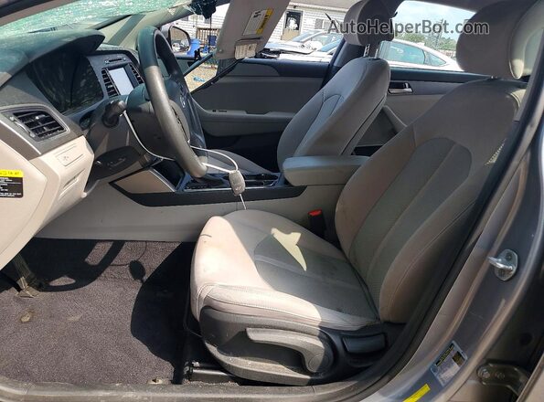 5NPE24AF4HH436598 2017 HYUNDAI SONATA Silver Вид салону спереду