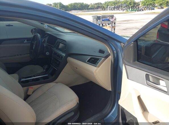 5NPE24AF4HH565960 2017 HYUNDAI SONATA Синий Вид салона спереди