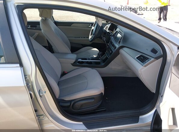 5NPE24AF5GH263494 2016 HYUNDAI SONATA Серебряный Вид салона спереди