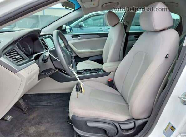 5NPE24AF5JH678659 2018 HYUNDAI SONATA White Widok wnętrza z przodu