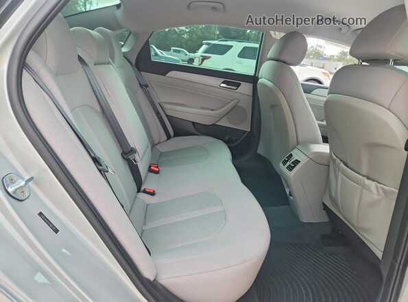 5NPE34AF2KH805799 2019 HYUNDAI SONATA Silver Widok tylnych siedzeń