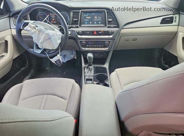 5NPE34AF2KH805799 2019 HYUNDAI SONATA Silver Widok deski rozdzielczej