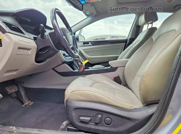 5NPE34AF4HH480369 2017 HYUNDAI SONATA Silver Вид салону спереду