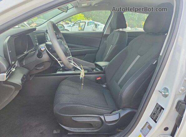 5NPLL4AG2MH014403 2021 HYUNDAI ELANTRA Белый Вид салона спереди
