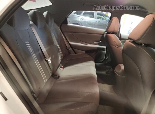 5NPLM4AG0PH095287 2023 HYUNDAI ELANTRA White Widok tylnych siedzeń