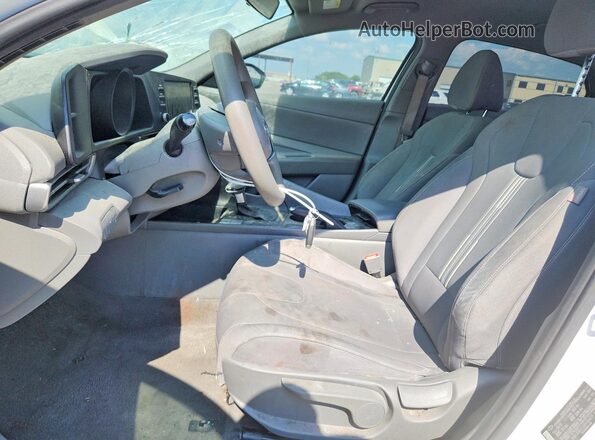 5NPLM4AG0PH104019 2023 HYUNDAI ELANTRA Белый Вид салона спереди