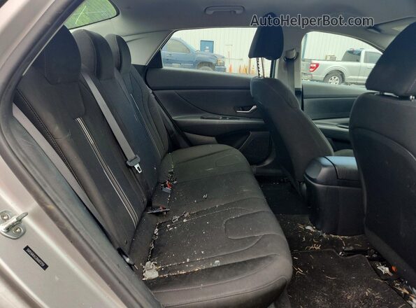 5NPLM4AG3NH072759 2022 HYUNDAI ELANTRA Silver Widok tylnych siedzeń