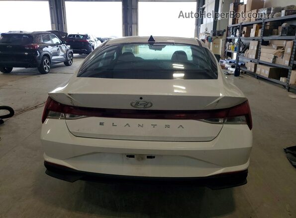 5NPLM4AG7NH078497 2022 HYUNDAI ELANTRA Белый Вид сзади