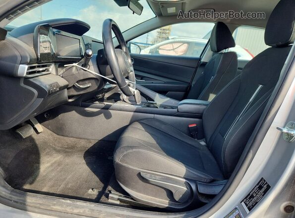 5NPLS4AG3NH056325 2022 HYUNDAI ELANTRA Silver Вид салону спереду