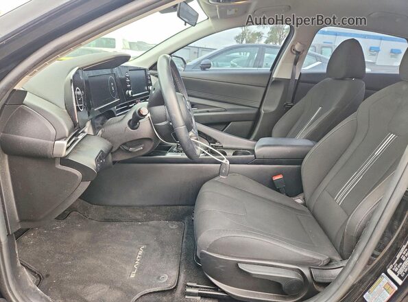 5NPLS4AG9NH054255 2022 HYUNDAI ELANTRA Black Вид салону спереду