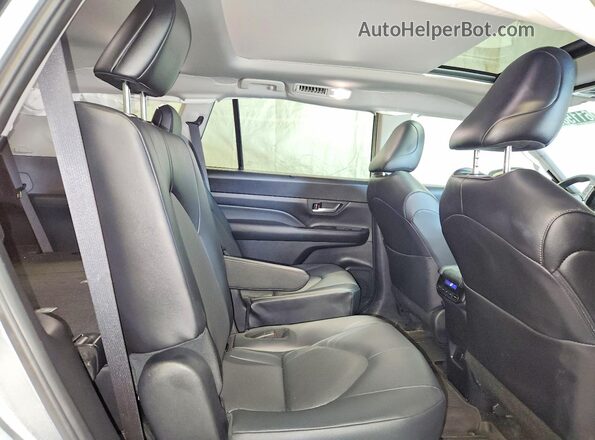 5TDAAAB58RS024508 2024 TOYOTA GRAND Silver Vista interior trasera