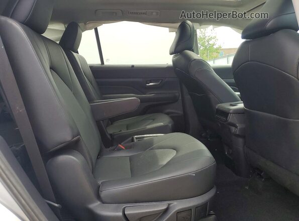 5TDAAAB58TS116113 2026 TOYOTA GRAND Серебряный Вид задней части салона
