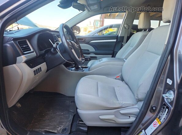 5TDBGRFHXHS030606 2017 TOYOTA HIGHLANDER Gray Widok wnętrza z przodu