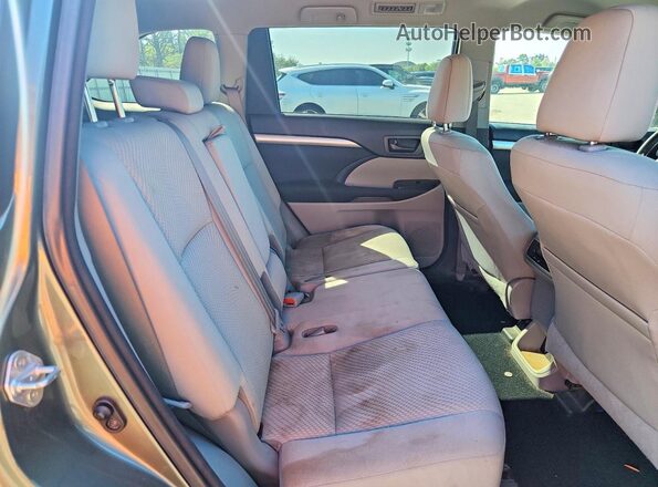 5TDBZRFH2HS419881 2017 TOYOTA HIGHLANDER Green Rear interior view