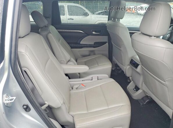 5TDDKRFH3GS237828 2016 TOYOTA HIGHLANDER Silver Widok wnętrza z tyłu