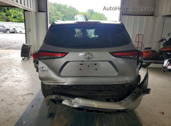5TDGZRBH3NS228624 2022 TOYOTA HIGHLANDER Silver Вид ззаду