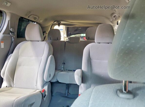 5TDJZ3DC9HS156286 2017 TOYOTA SIENNA Red Rear seats view
