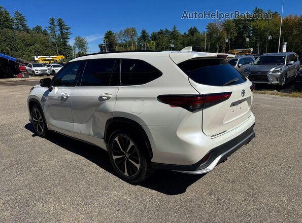 5TDJZRBH1MS070028 2021 TOYOTA HIGHLANDER White Front right