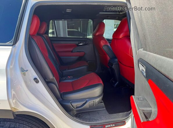 5TDJZRBH1MS070028 2021 TOYOTA HIGHLANDER White Front interior view