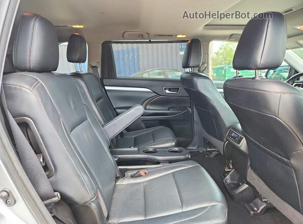 5TDJZRFH0JS488084 2018 TOYOTA HIGHLANDER Silver Вид задніх сидінь