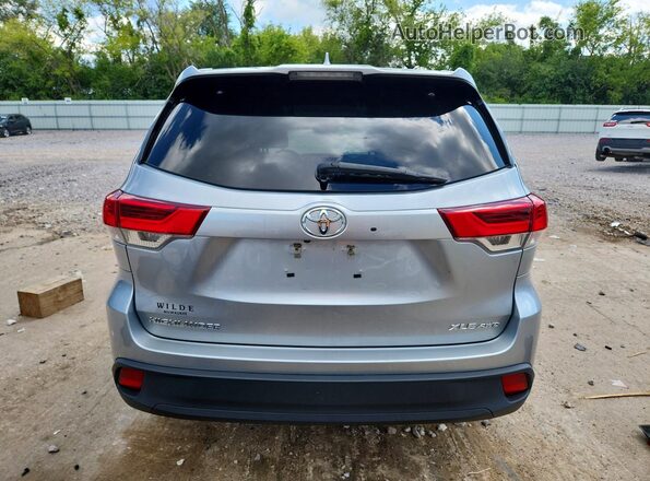 5TDJZRFH0JS488084 2018 TOYOTA HIGHLANDER Silver Вид ззаду