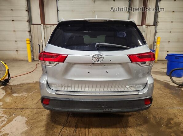 5TDJZRFH3HS419724 2017 TOYOTA HIGHLANDER Silver Widok z tyłu