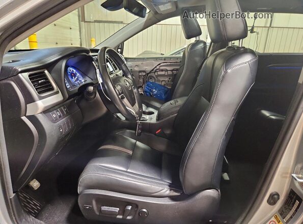 5TDJZRFH3HS419724 2017 TOYOTA HIGHLANDER Silver Widok wnętrza z przodu