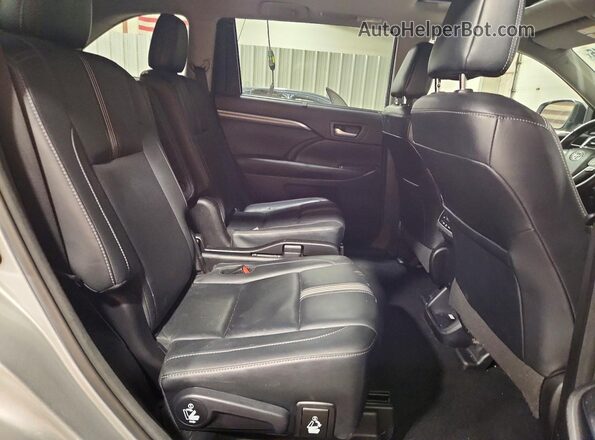5TDJZRFH3HS419724 2017 TOYOTA HIGHLANDER Silver Widok wnętrza z tyłu