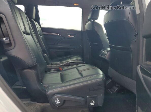 5TDJZRFH4HS443028 2017 TOYOTA HIGHLANDER White Вид задньої частини салону